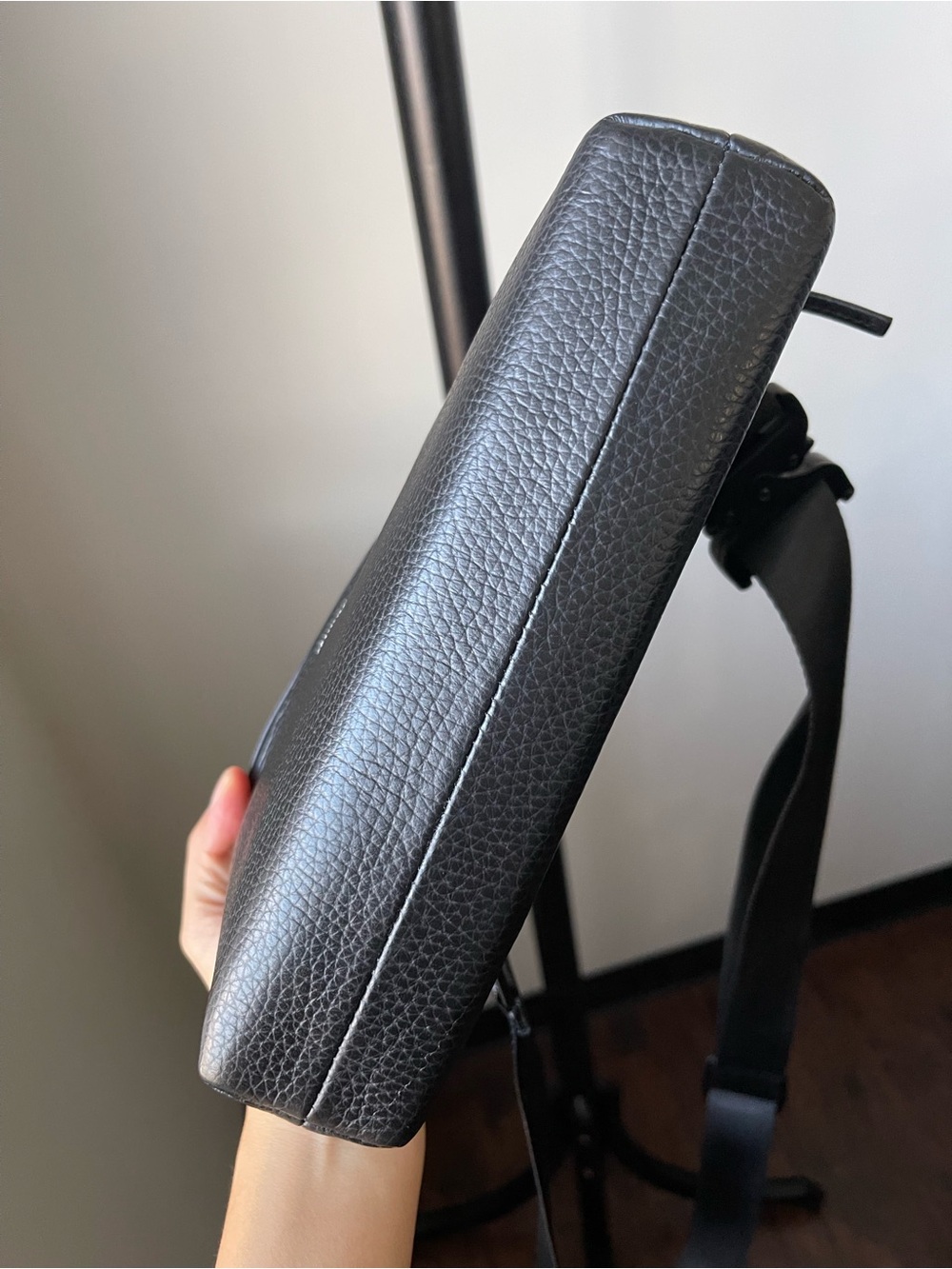GRAMS(28) 157 Essential Everyday Sling Lightweight ITALIAN Leather Black Bag - Picture 9 of 17